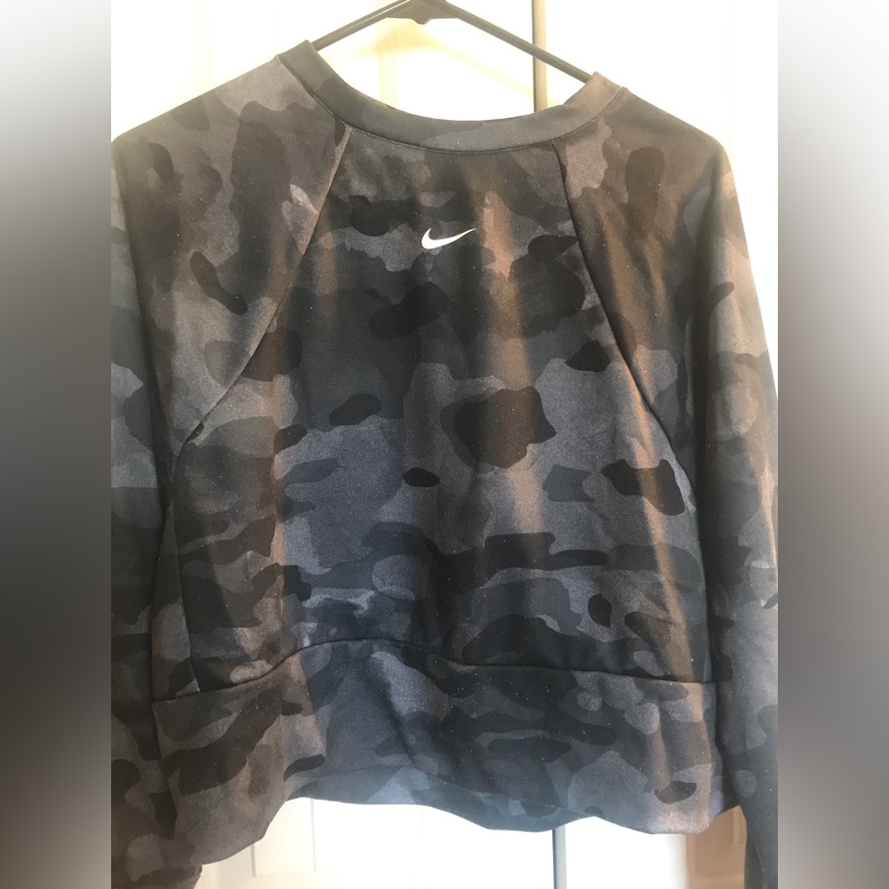 Nike dri-fit camo cropped crewneck sweatshirt